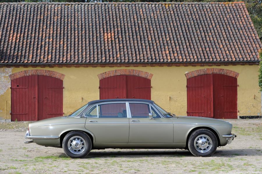  Daimler Double Six Vanden Plas Saloon 1977 года  (фото 7 из 10)